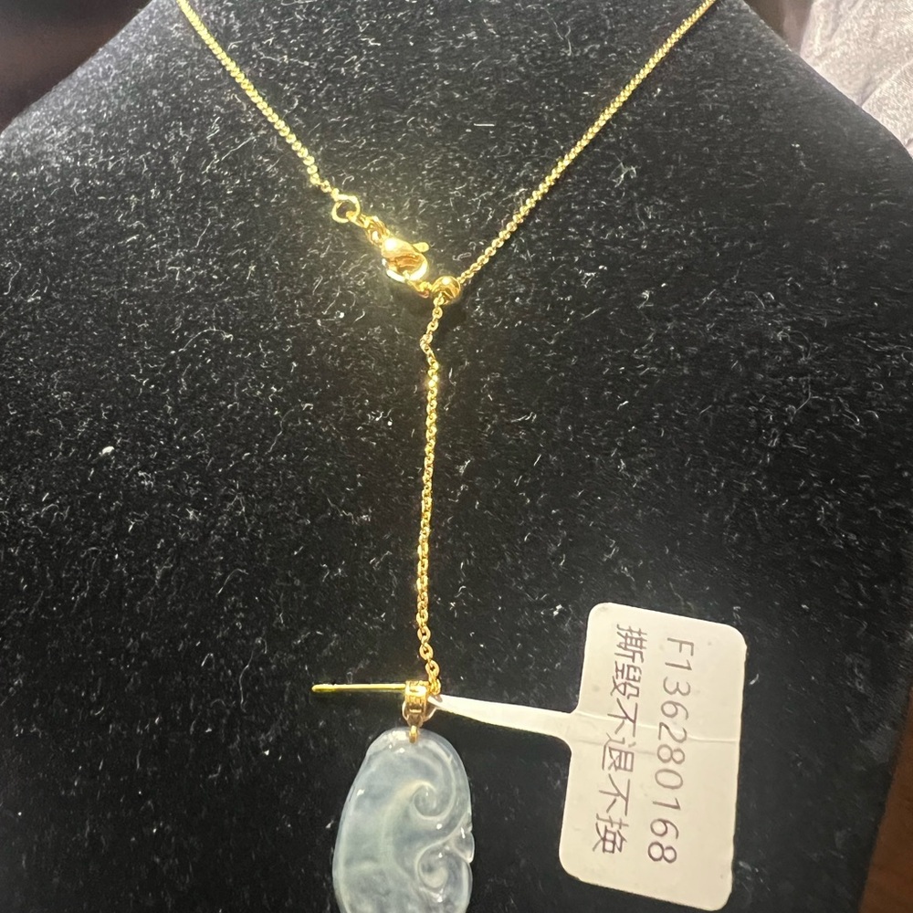 Elegant Gold and Jade Pendant Necklace